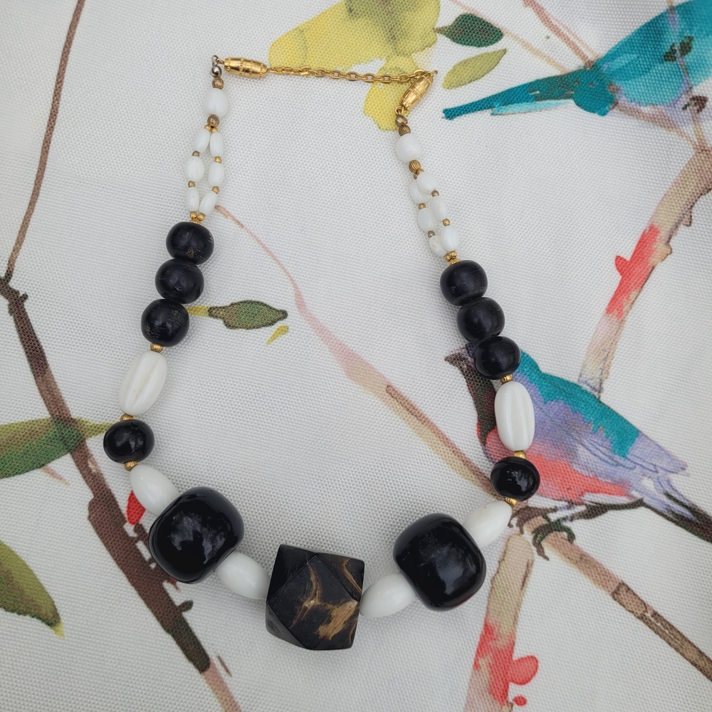 Vintage 70's Elegant Black and White Beaded Necklace